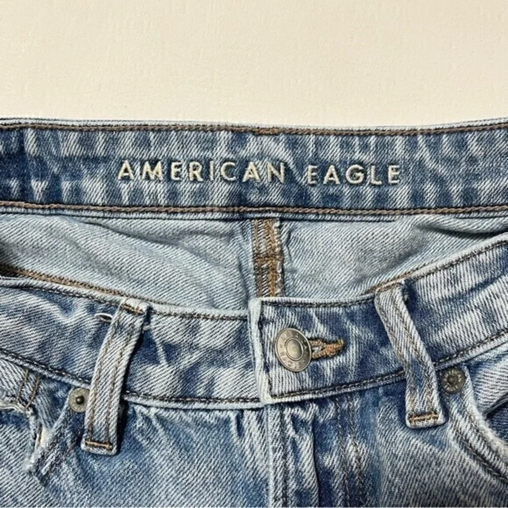 American Eagle Mom Straight Jeans Womens 2 Light Wash Distressed High Rise Denim